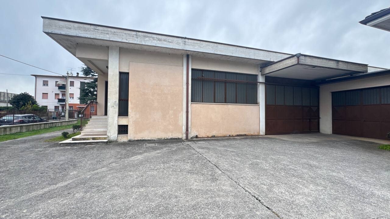 Capannone / Fondo Industriale/Artigianale a Rezzato - 3595-15